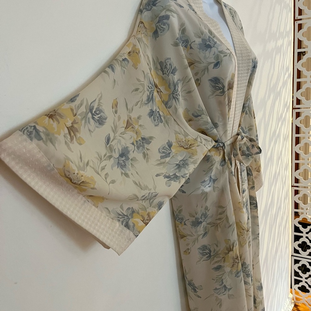 🚫Sold🚫 Sheer Floral Kimono Robe
Coverup Vintage Housedress